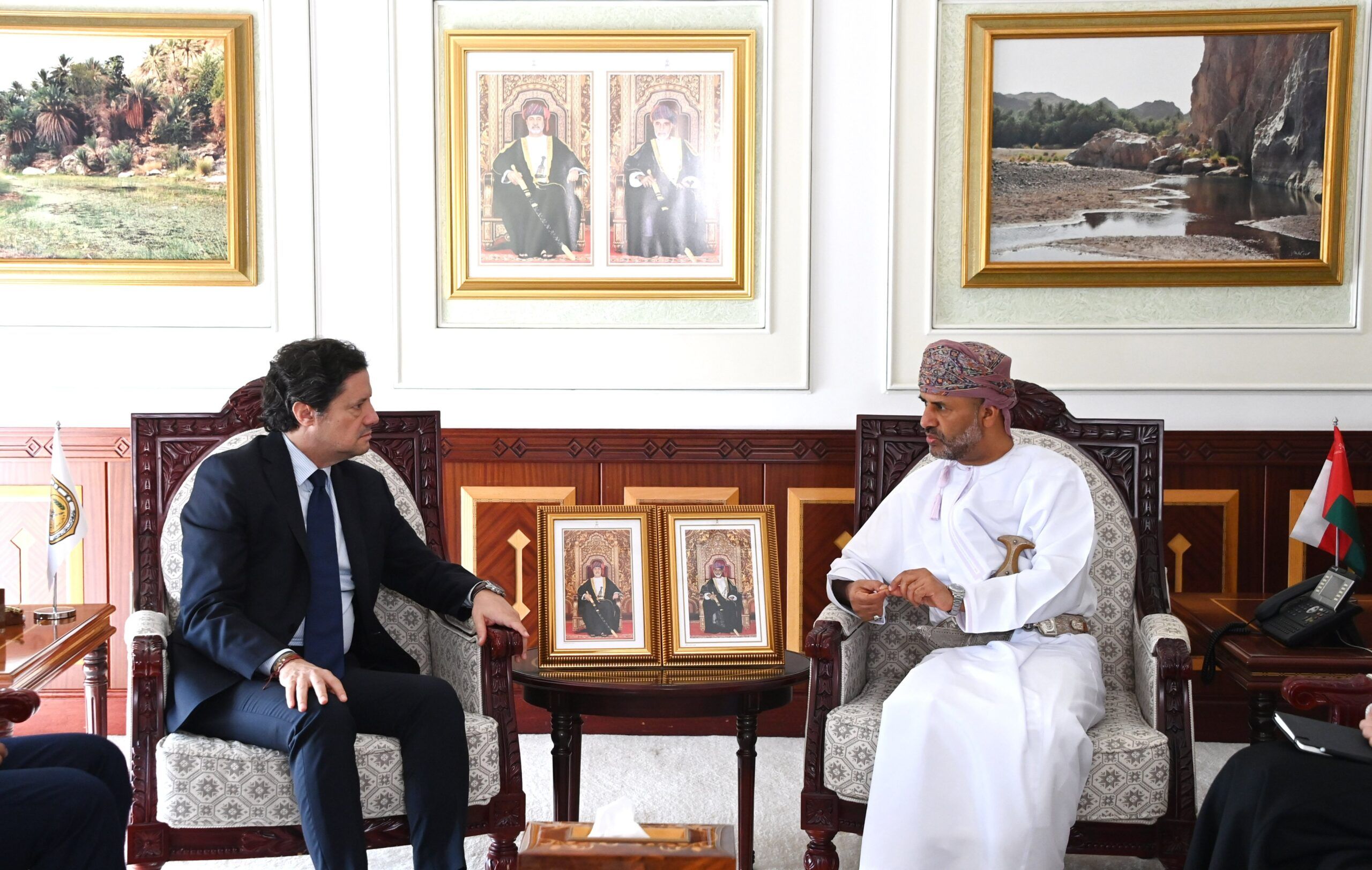 وزير الإعلام اللبناني يزور جامعة السُّلطان قابوس