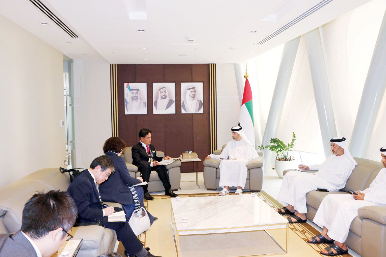 7.4 مليارات دولار التجارة غير النفطية بين البلدين في النصف الأول.. الإمارات واليابان يبحثان تعزيز العلاقات التجارية والاستثمارية