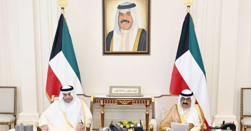 سمو ولي العهد تسلم الدعوة من سفير قطر