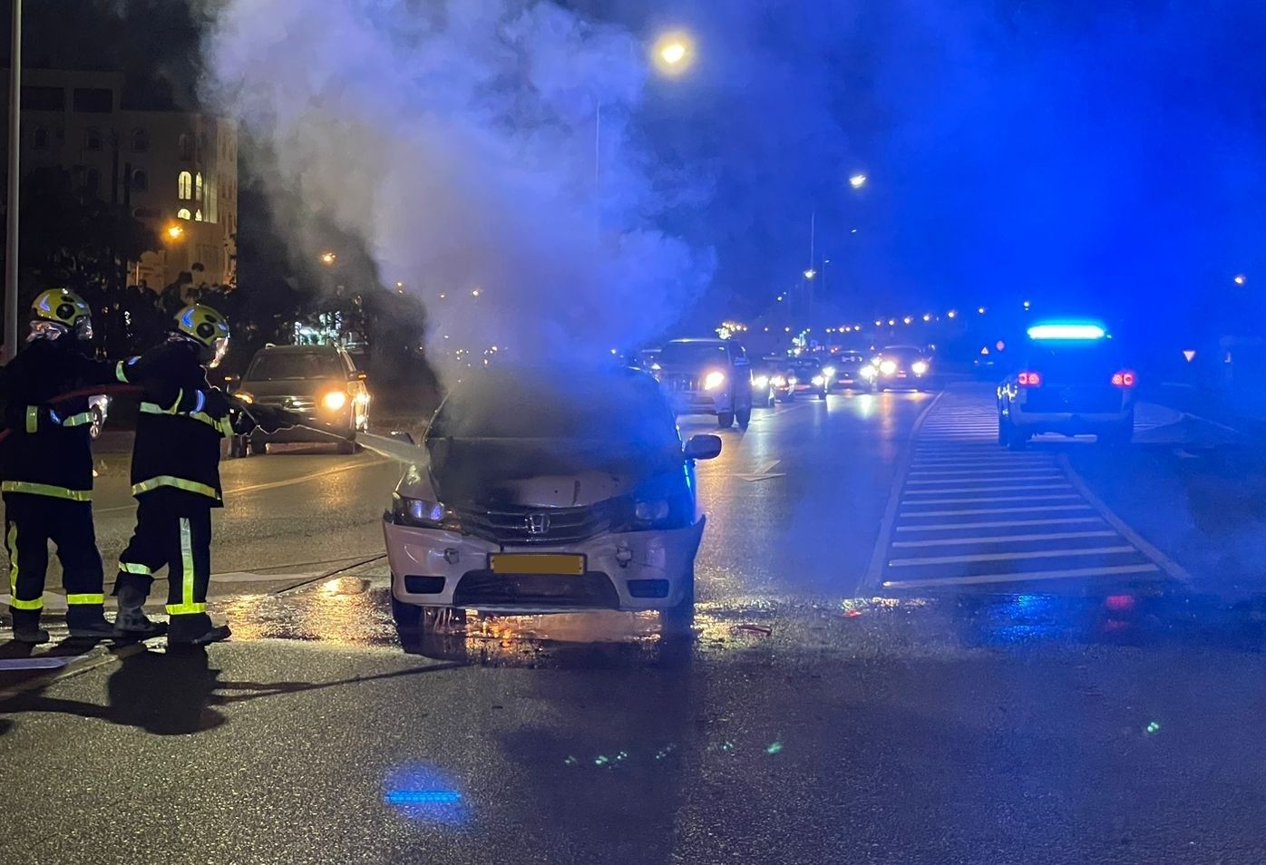 الدفاع المدني يتمكن من إخماد حريق بمركبة دون تسجيل اصابات