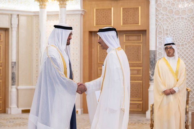  رئيس دولة الإمارات العربية المتحدة يتسلم أوراق اعتماد سفير دولة قطر