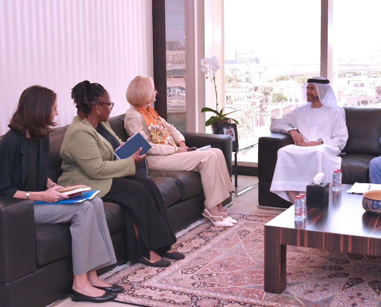 الحسيني يلتقي سفيرة الولايات المتحدة الأمريكية لدى الدولة