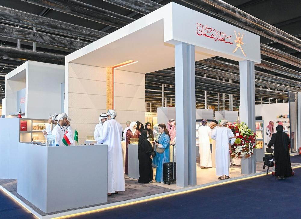 ذي يزن آل سعيد يطلع على الجناح العماني‬⁩ في معرض ⁧‫الرياض للكتاب