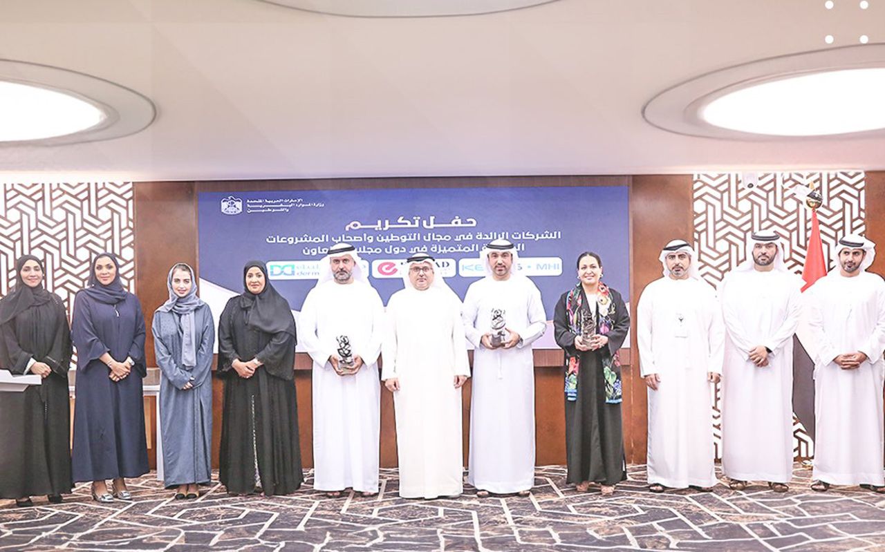 وزير الموارد البشرية والتوطين يكرم 3 شركات من الإمارات تميزت في أعمالها وملف التوطين