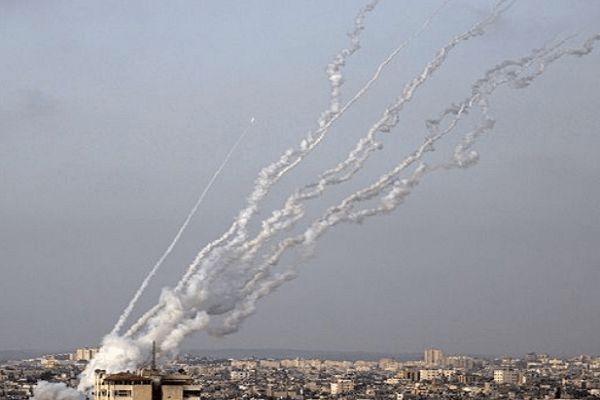 وسائل إعلام إسرائيلية: حماس تمطر اسرائيل بوابل من الصواريخ ردًا على قصف برجين شاهقين في غزة