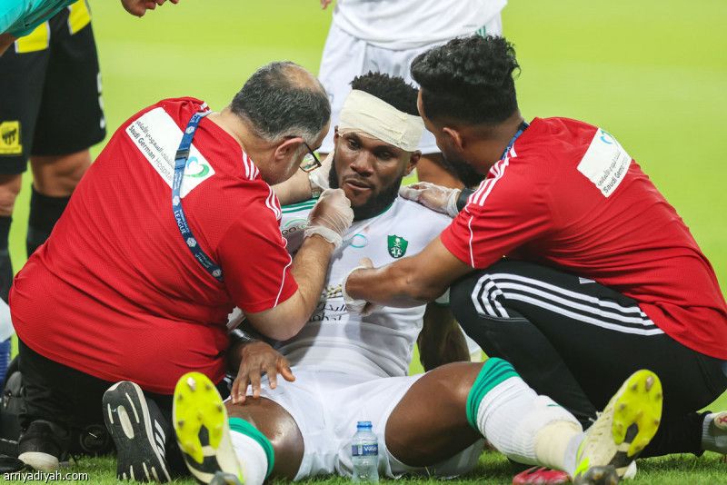 كيسيه يجري الغرز في غرفة الملابس