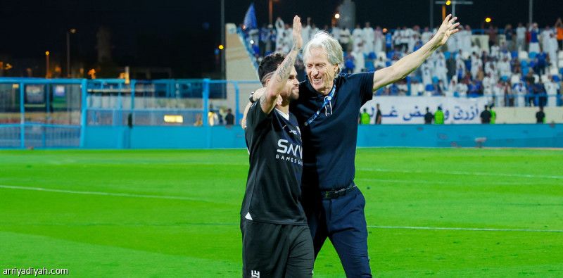 قبل التوقف.. الصدارة.. عادة هلالية