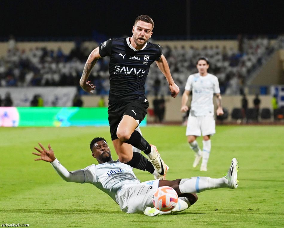 قبل التوقف.. الصدارة.. عادة هلالية