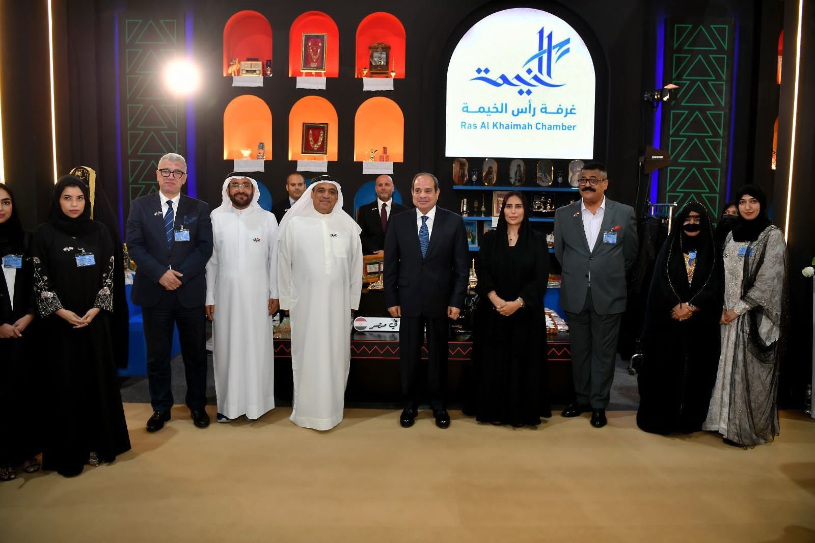 تظاهرة تراثية لفرق شعبية بالجناح الإماراتي.. السيسي يفتتح معرض تراثنا للحرف اليدوية والمنتجات التراثية