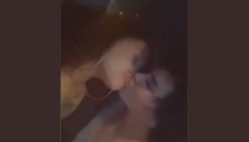 شاهد .. السعودية رهف القنون قبل و مداعبات وافعال فاضحة مع حبيبتها علي السرير ومتابع :من قلة الرجالة !!