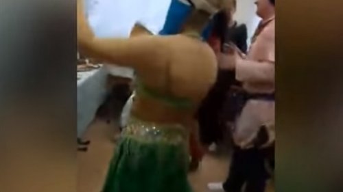 وصلة رقص بلدي لطبيبة ببدلة رقص فاضحة في المستشفى والمرضي: فشر صافيناز وفيفي عبده ..اتفرج