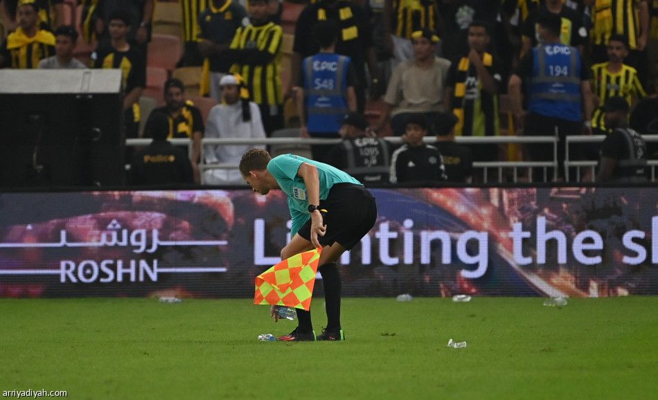 «الانضباط» توقف الغنام وتغرم الاتحاد والأهلي