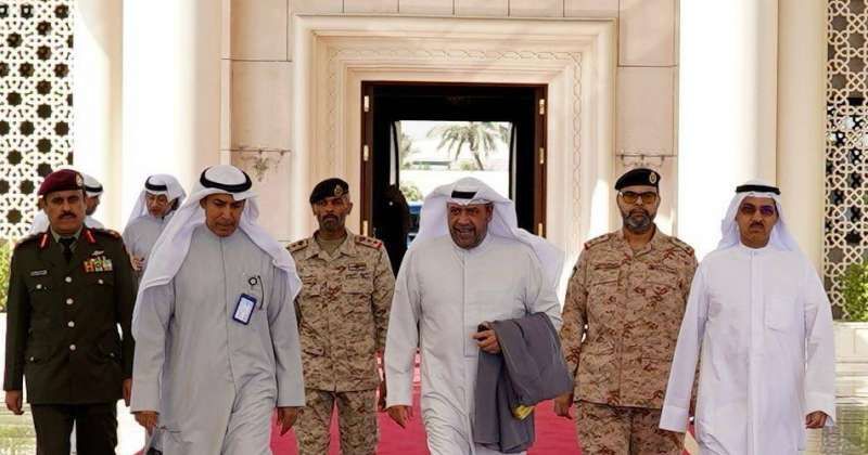 وزير الدفاع متوجها إلى قطر