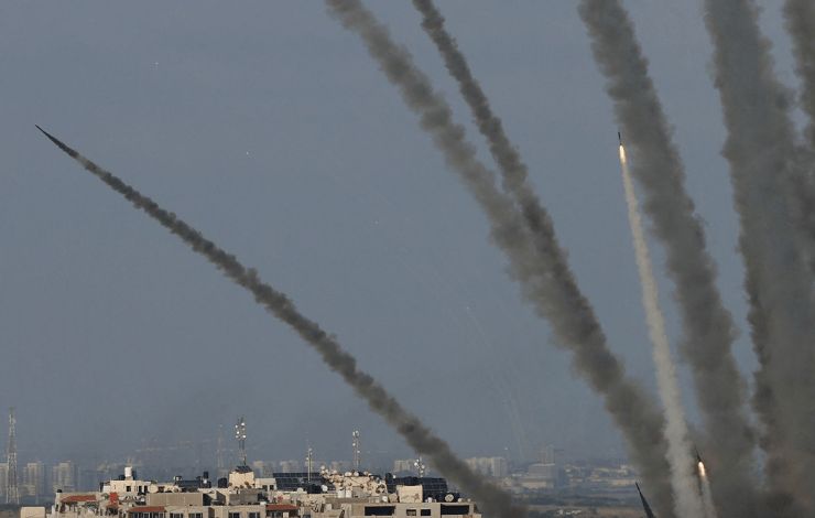 حماس تسقط وابلًا من الصواريخ على مدينة عسقلان