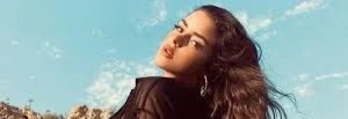 ديمي روز تستعرض جسدها القنبلة بالميني بكيني ذو الخيط الرفيع لتشعل الانترنت على شاطئ إسبانيا