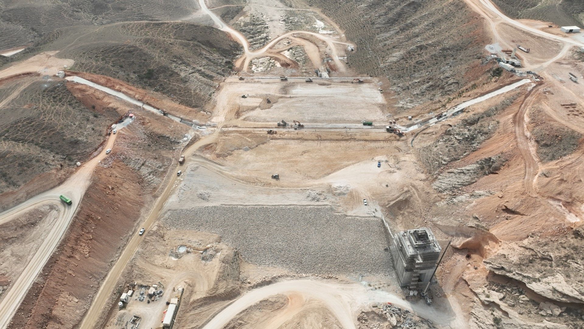 استكمالاً لمشروع سد وادي عدونب بصلالة .. تعرف على مميزاته