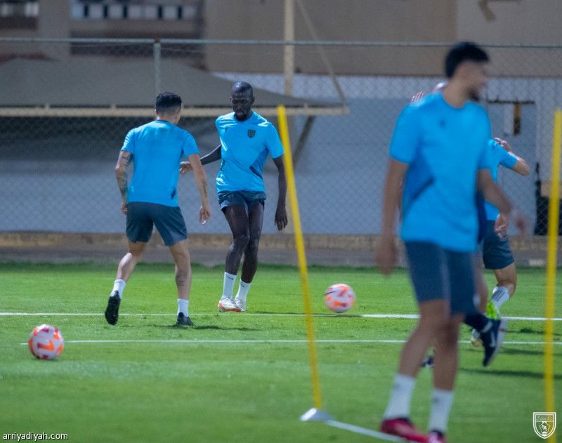 التعاون.. لياقة وتمديد عضلات