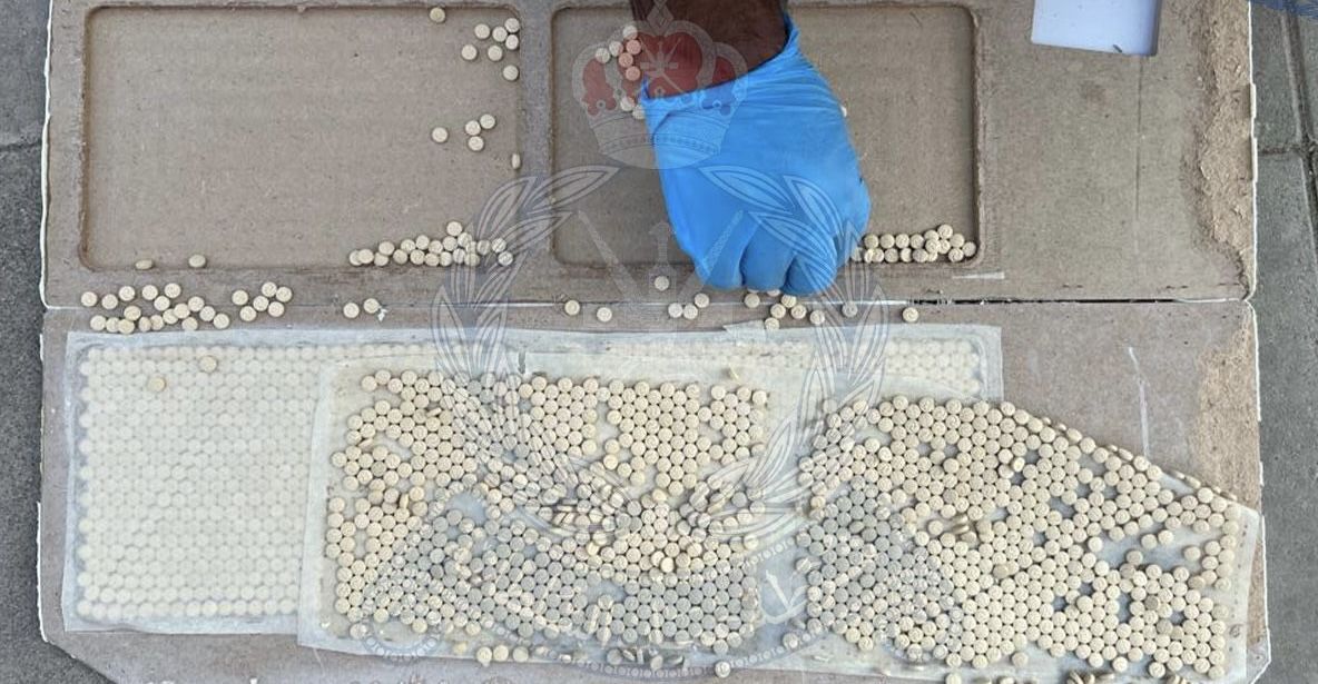 إحباط محاولة تهريب مخدرات بداخل مقاعد المدرسة