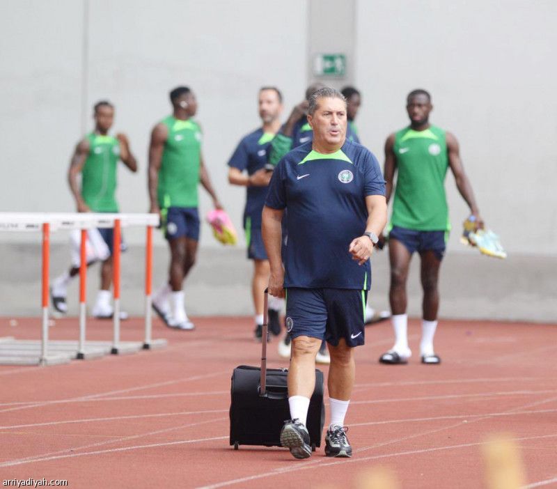 3 مدربين يديرون النسور