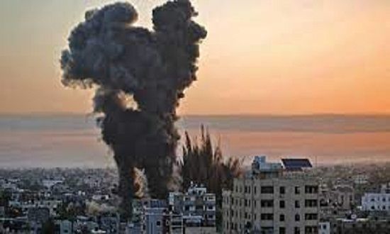 16 شهيدًا فلسطينيًا جراء قصف طائرات الاحتلال لمنزلين على رؤوس ساكنيهما جنوب غزة