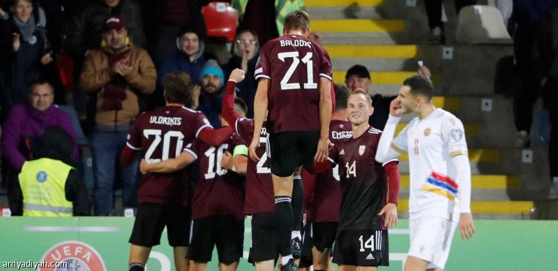 بـ10 لاعبين.. لاتفيا تحقق الانتصار الأول