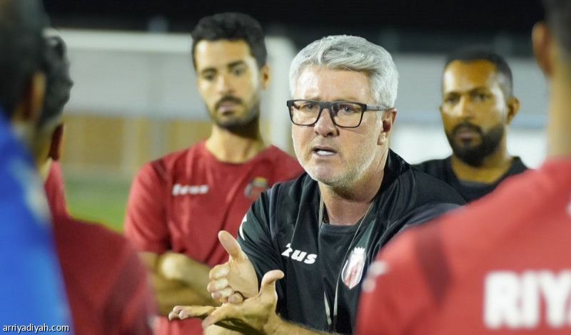 6 يساعدون هيلمان في تدريب الرياض