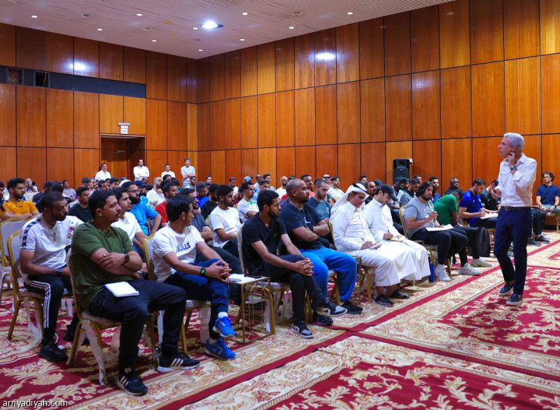 كاسترو يكشف آليات التدريب أمام أكثر من 100 مدرب