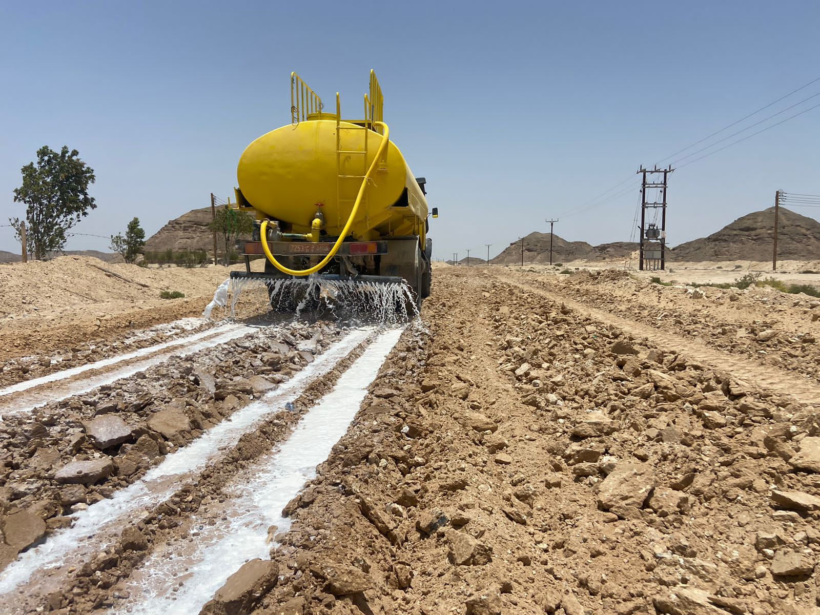 اختبار تقنية جديدة لتثبيت التربة على أحد الطرق بولاية ثمريت