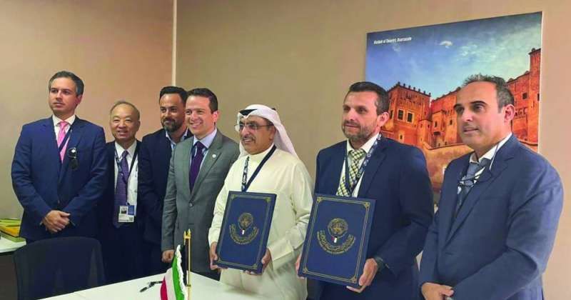 وفدا الصندوق والبنك عقب توقيع المذكرة