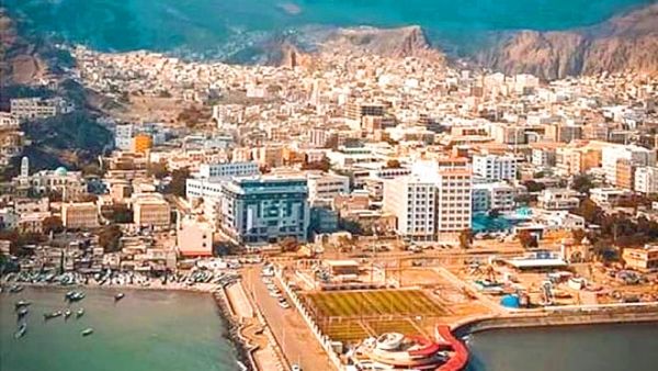 عدن.. الأوقاف يوقف خطيب مسجد بعد مهاجمته "حماس" والمصلون ينزلونه من المنبر