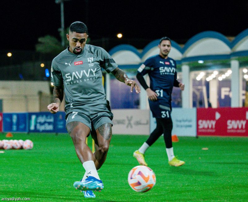الهلال يناور بالشباب