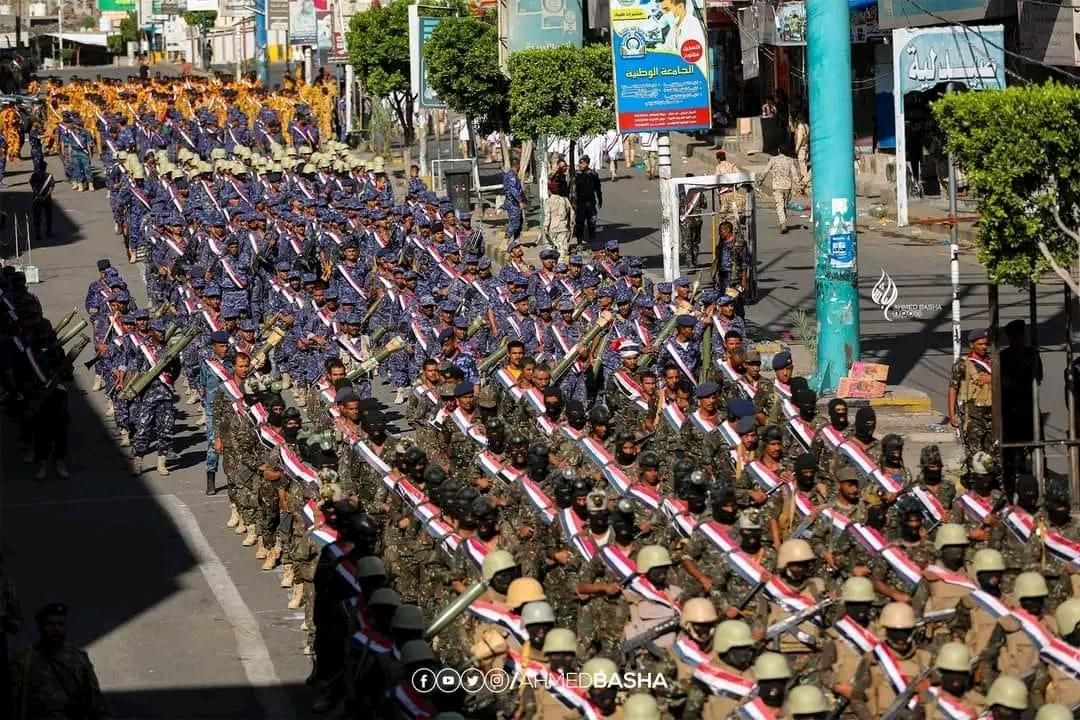 تعز.. عرض عسكري لوحدات رمزية من الجيش والأمن احتفاءً بأعياد الثورة اليمنية (صور)