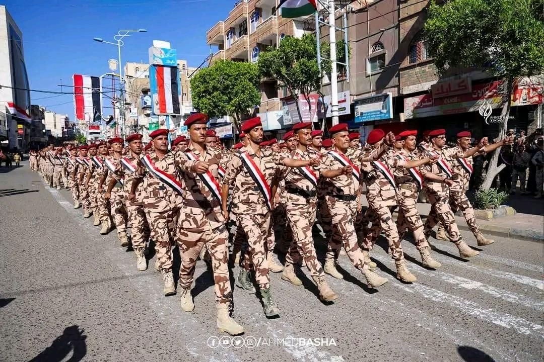 تعز.. عرض عسكري لوحدات رمزية من الجيش والأمن احتفاءً بأعياد الثورة اليمنية (صور)