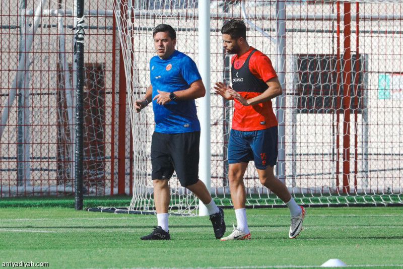 كونترا يراقب مفاتيح الأصفر