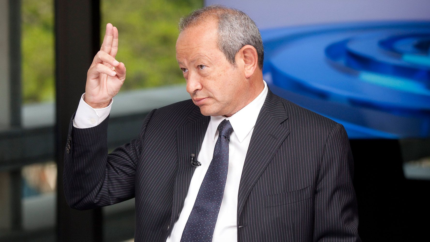 الملياردير المصري نجيب ساويرس يتطلع لشراء حصة في أكبر منجم للذهب والنحاس في العالم