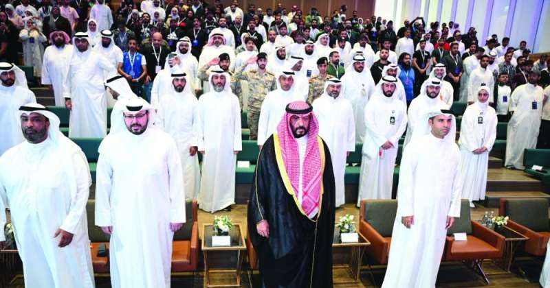 طلال الخالد يتوسّط العيسى والصقعبي في احتفال نهاية مسابقة «هاكاثون الكويت» مساء أول من أمس