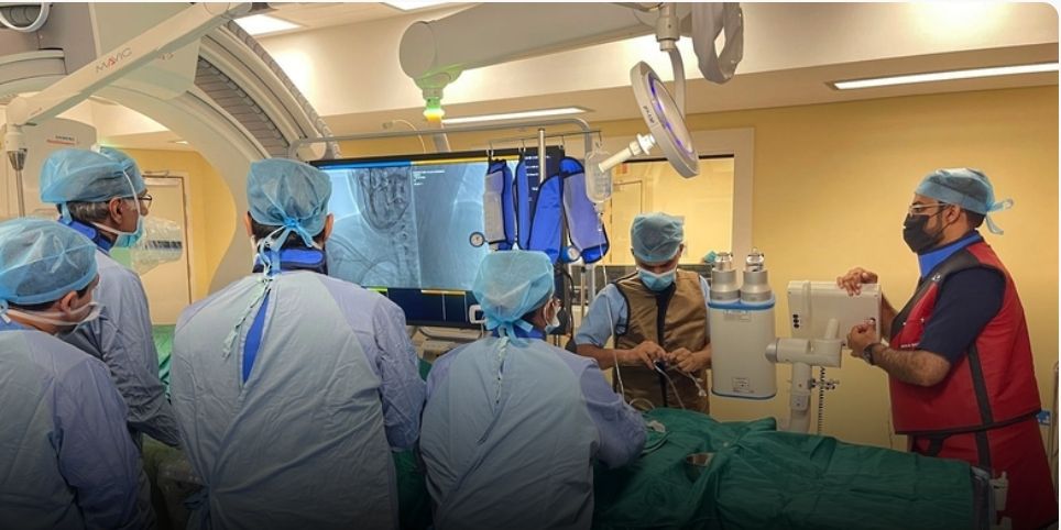 إجراء أول عملية قسطرة دماغية بمستشفى صحار
