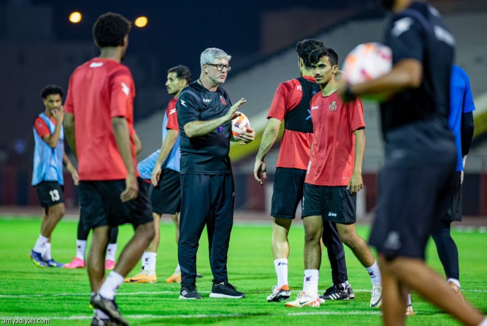 بعد نهاية أعمال الصيانة.. الرياض يتدرب على ملعبه
