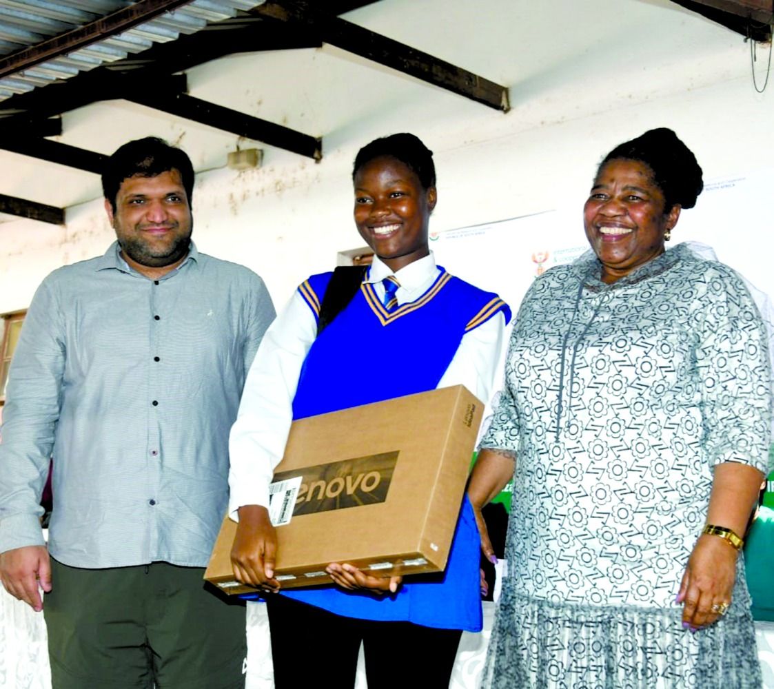 قطر تدعم مدرستين في جنوب أفريقيا بأجهزة تعليمية