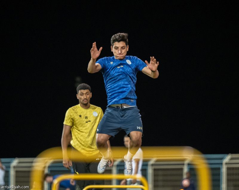 مندوسا يقسم الأخدود