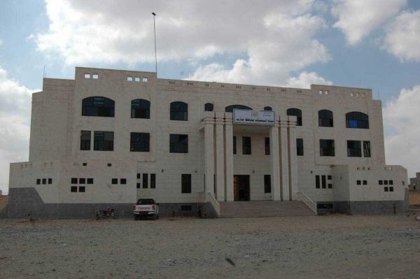العرادة يوجه باستكمال عدد من الإنشاءات وتحديث البنية التحتية للمحاكم والنيابات في مأرب