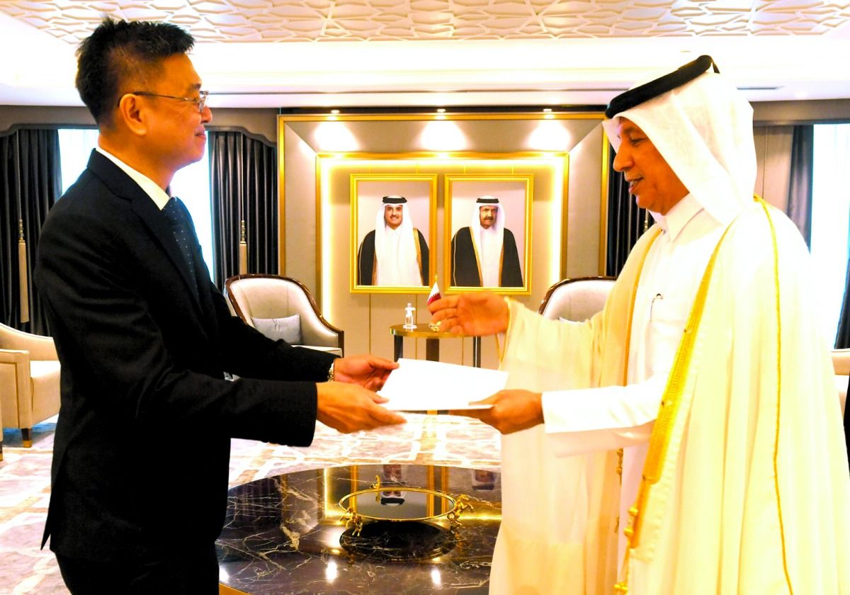 المريخي يتسلم نسخة من اعتماد سفيري اليونان وسنغافورة