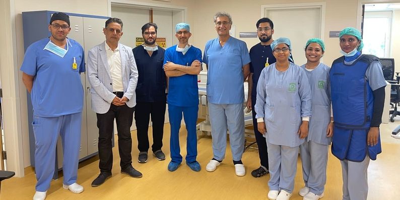 نجاح عملية قسطرة دماغية لمريضة بمستشفى صحار