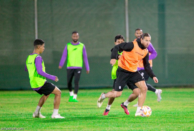 المناعي ينظّم الدفاع ويكثف الوسط