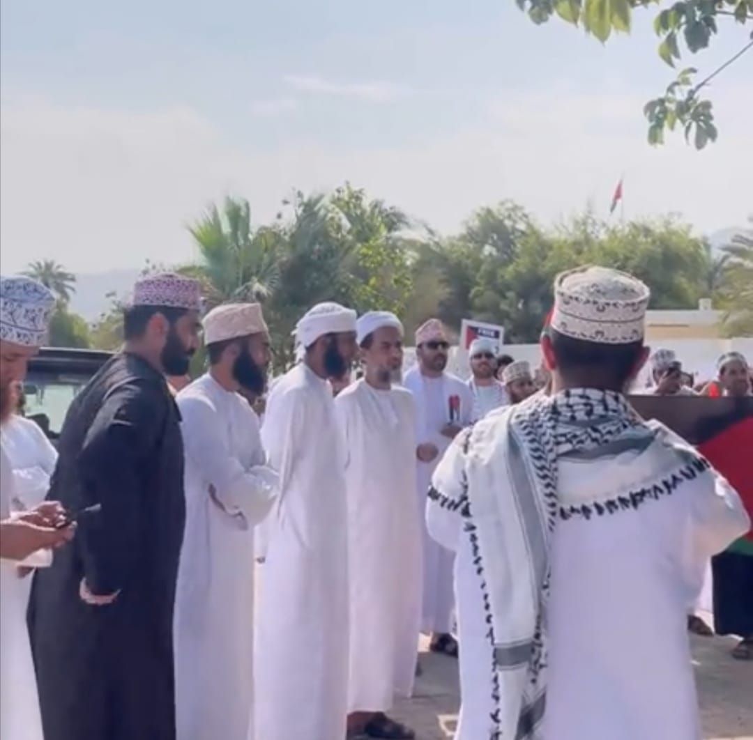 السفارة الأمريكية في مسقط تنبه مواطنيها بتجنب التواجد وإرجاء المعاملات مؤقتا