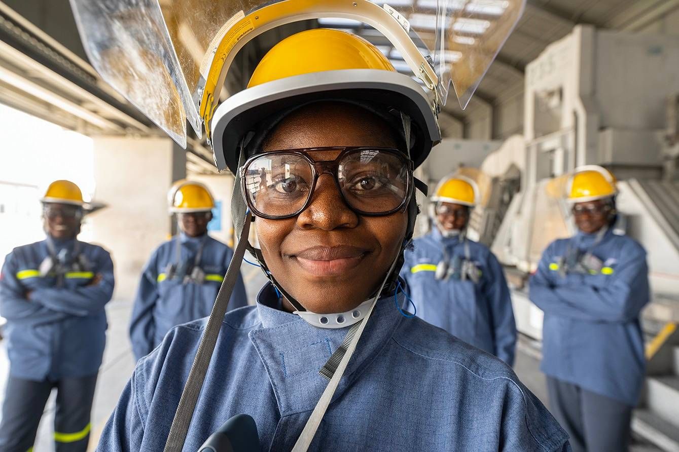 «الإمارات للألمنيوم» تعيّن مشغلي مصنع من العنصر النسائي