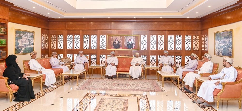 وزير الداخلية يلتقي رئيس وأعضاء اللجنة العليا لانتخاب أعضاء مجلس الشورى