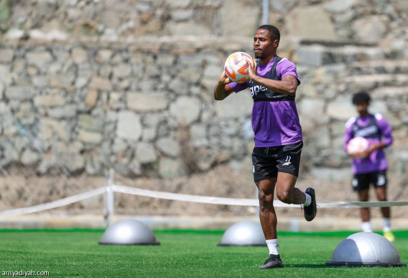 الدمام تعيد إيكامبي وكامانو