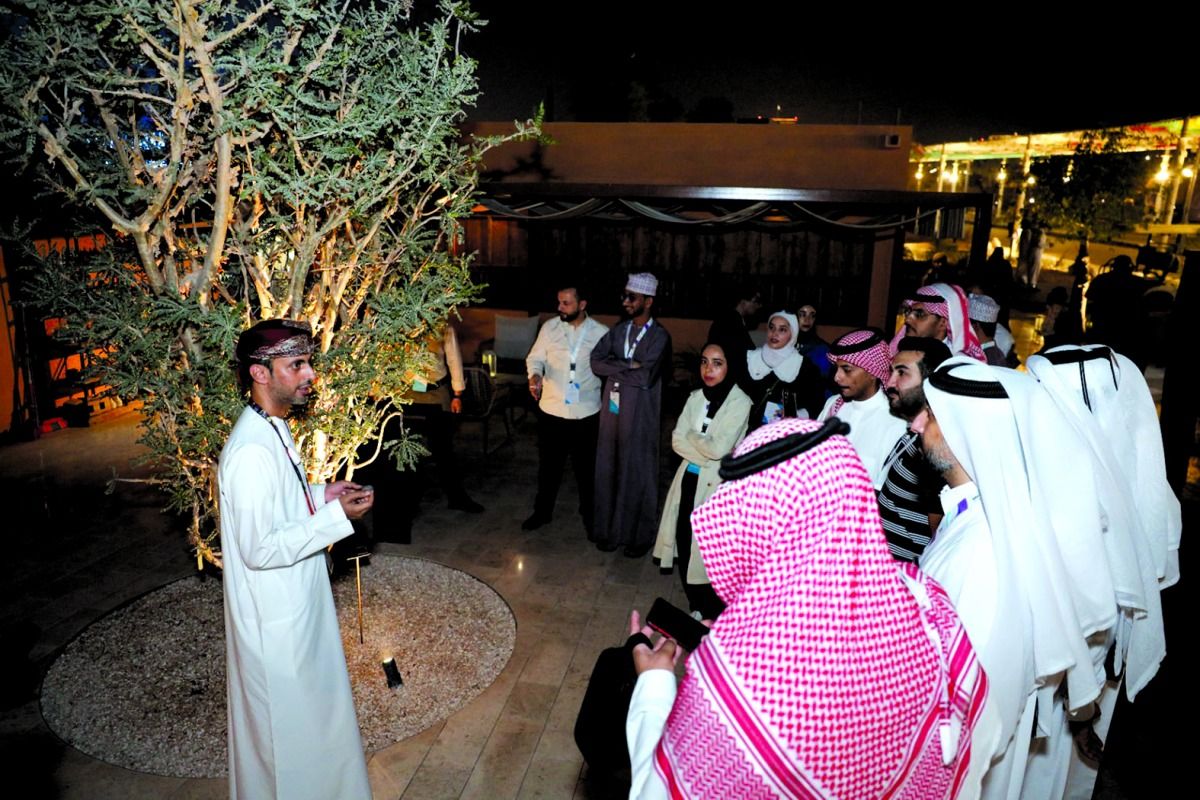 وفود «ملتقى أفكار الشباب» تزور المعرض