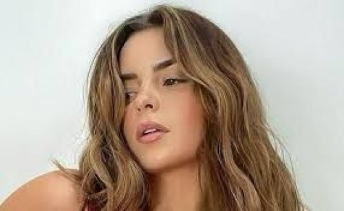 ديمي روز تفجر الانترنت بالسترينغ الفاضح وهي تقود الدراجة ليظهر كل شيء أمام الملاء .. (تخطت الحدود الحمراء)